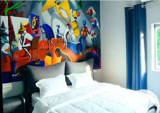 龙山对于酒店的墙体彩绘而言更注重哪些方面？